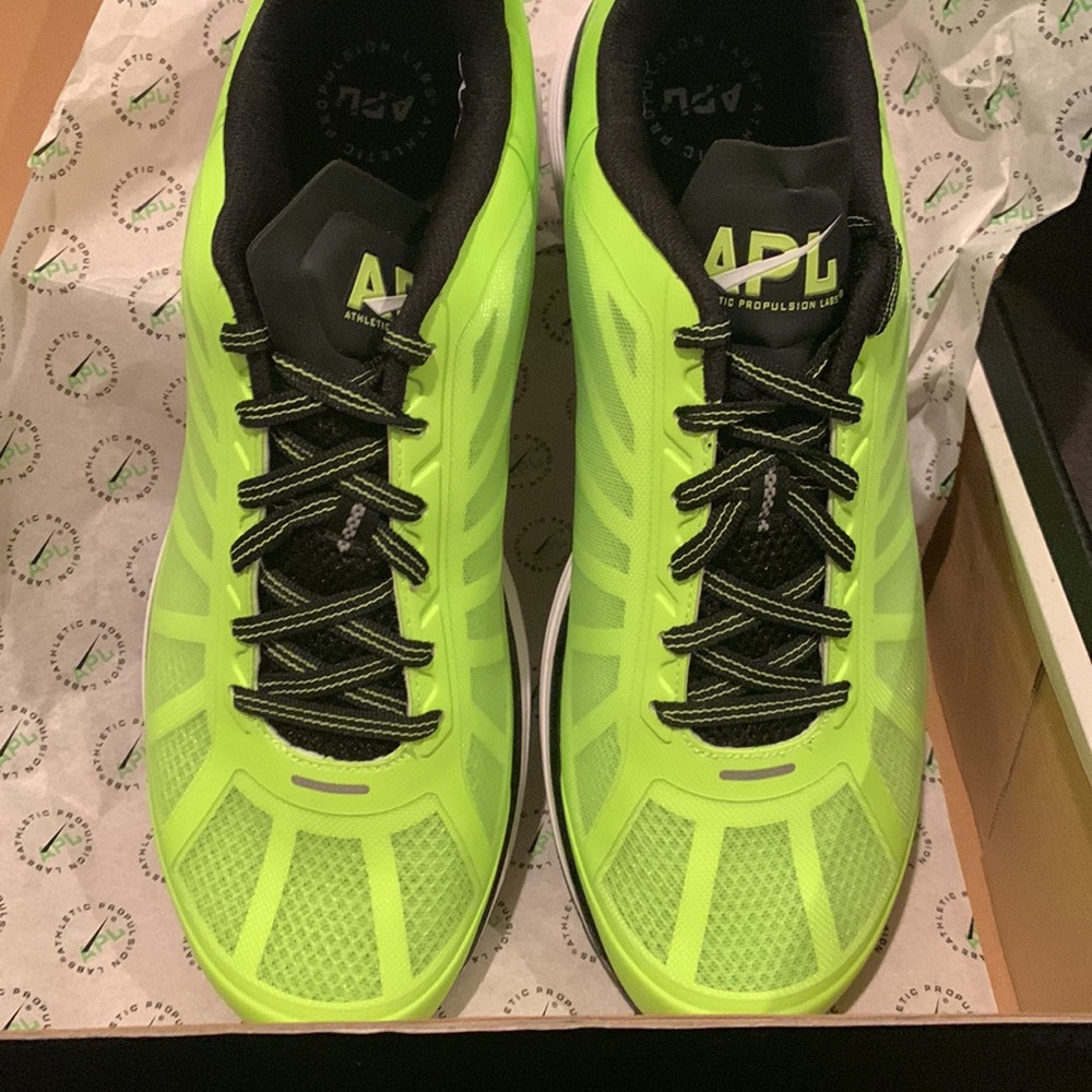 APL mens shoe